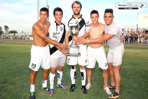 Parte del plantel danubiano con la copa... Gonzalo González aparece con el Nº 20 en su pantalón...