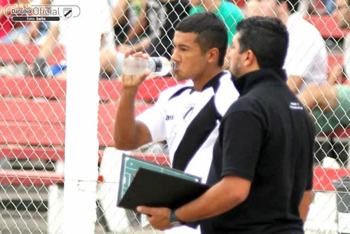 Leonardo Ramos da instrucciones al ex Lavalleja, que debutó ante El Tanque en el Campeones Olímpicos de Florida 