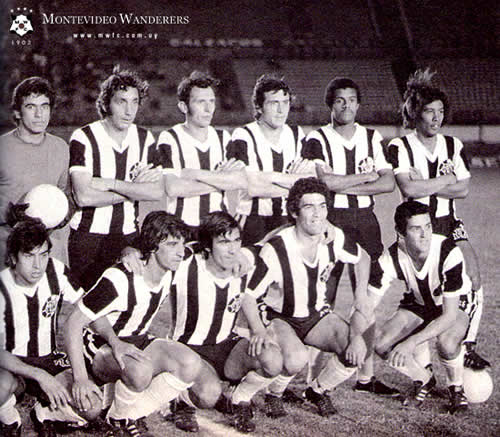 El Wanderers de la temporada 1974-1975, estaba formado por Apolinario; Burgos, Tabárez, Luzardo, Benítez; Martirena, Sierra y Mulethaler, Richard Forlán, De los Santos y Olivera. El técnico era Omar Borrás. 